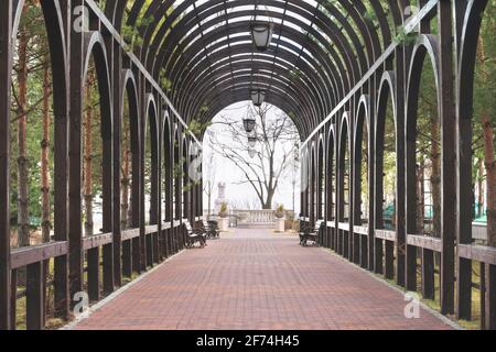 Un fragment d'un parc paysager à Mezhyhirya près de Kiev. Magnifique pergola. Banque D'Images