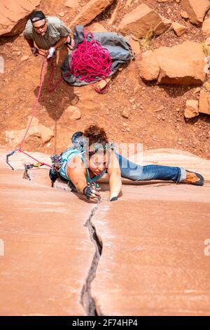 Femme Rock Climber fait son chemin vers le haut d'un système crack à Grand Junction, CO 4/26/20 Banque D'Images