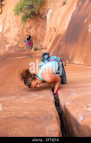 Femme Rock Climber fait son chemin vers le haut d'un système crack à Grand Junction, CO 4/26/20 Banque D'Images