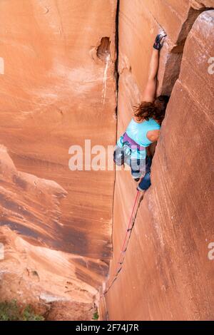 Femme Rock Climber fait son chemin vers le haut d'un système crack à Grand Junction, CO 4/26/20 Banque D'Images