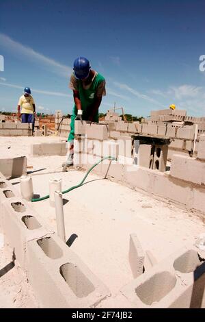 porto seguro, bahia / brésil - 18 avril 2010: Des maçons sont vus en train de travailler sur la construction de maisons populaires dans un projet de gouvernement Ferderal dans le c Banque D'Images