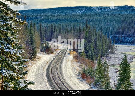Des voies de train vides se curdent dans une zone boisée en milieu rural Alberta Canada Banque D'Images