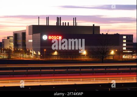 Dresde, Allemagne. 29 mars 2021. Les voitures sont passées sur l'autoroute 4 devant le chantier de construction de la nouvelle usine de semi-conducteurs Bosch (tir à longue exposition). La crise de Corona alimente la croissance des fabricants de semi-conducteurs : la demande de puces pour les voitures et l'électronique est en croissance dans le monde entier. Credit: Sebastian Kahnert/dpa-Zentralbild/dpa/Alay Live News Banque D'Images