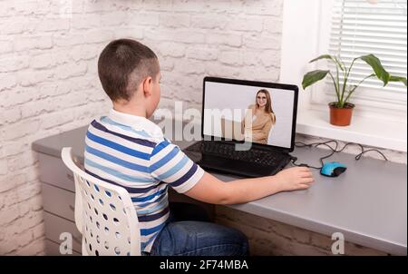 Préadolescent qui fait ses devoirs avec une tablette numérique à la maison. Banque D'Images