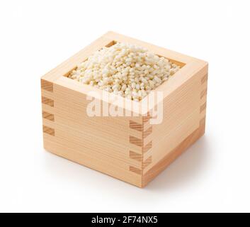 Riz gluant dans un masu (boîte en bois) sur fond blanc Banque D'Images