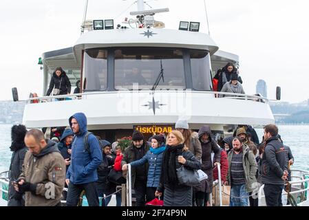 ISTANBUL - DEC 31 : passagers débarquant du ferry de la ville dans le district d'Uskudar à Istanbul, décembre 31. 2020 en Turquie Banque D'Images