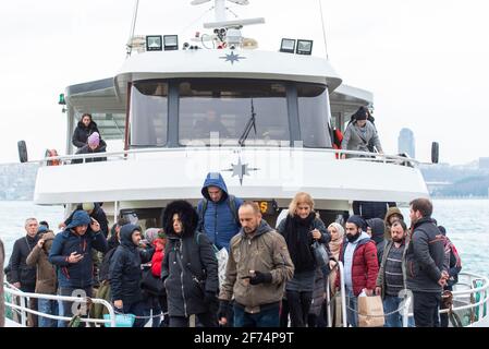 ISTANBUL - DEC 31 : passagers débarquant du ferry de la ville dans le district d'Uskudar à Istanbul, décembre 31. 2020 en Turquie Banque D'Images