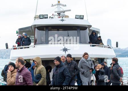 ISTANBUL - DEC 31 : passagers débarquant du ferry de la ville dans le district d'Uskudar à Istanbul, décembre 31. 2020 en Turquie Banque D'Images