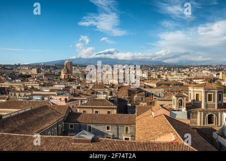 Catania avec vue sur le volcan Etna en Sicile, Italie. Banque D'Images