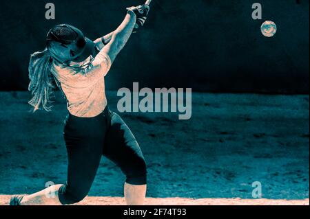 Une joueuse de baseball féminine fait un pas de son Bat pour le Clôtures dans le jeu de tournoi Banque D'Images