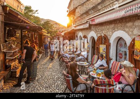 Rue pavée avec cafés et boutiques de souvenirs dans la vieille ville de Mostar, BiH Banque D'Images