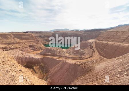 Vue de dessus d'un énorme cratère dans une vieille carrière de cuivre pleine d'eau, dans le lac caché dans Timna Park, sud d'Israël Banque D'Images