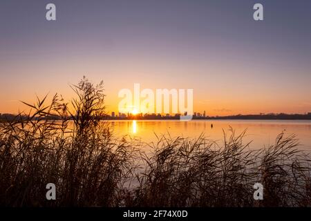 Coucher de soleil sur le lac Kralingse Plas à Rotterdam, aux pays-Bas, vu de la promenade sur la rive est Banque D'Images