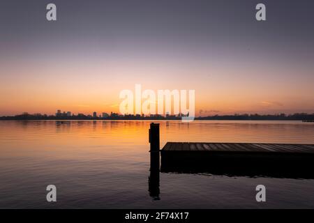 Coucher de soleil sur le lac Kralingse Plas à Rotterdam, aux pays-Bas, vu de la promenade sur la rive est Banque D'Images