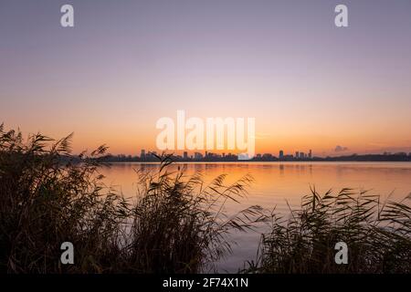 Coucher de soleil sur le lac Kralingse Plas à Rotterdam, aux pays-Bas, vu de la promenade sur la rive est Banque D'Images