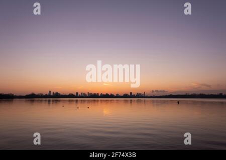 Coucher de soleil sur le lac Kralingse Plas à Rotterdam, aux pays-Bas, vu de la promenade sur la rive est Banque D'Images