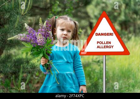 signe d'avertissement: danger allergie au pollen. enfant triste fille avec un bouquet de fleurs sauvages. l'enfant souffre d'allergie au pollen. Banque D'Images