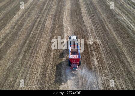 Tracteur épanlant des engrais artificiels dans le champ. Vue de dessus. Banque D'Images