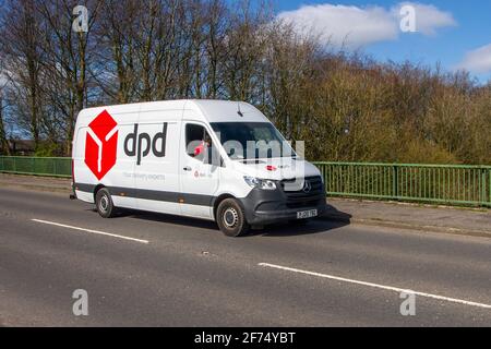 Fourgonnette de livraison DPD, marchandises et trafic commercial à Manchester, Royaume-Uni Banque D'Images