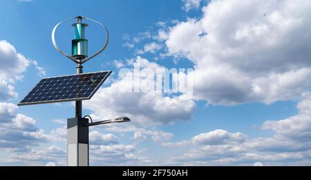 Lanterne LED de rue alimentée par le vent et l'énergie solaire. Banque D'Images