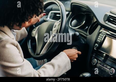 Grand angle de récolte afro-américaine pilote démarrage auto moteur avec clé au volant Banque D'Images