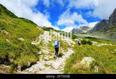 Randonneurs en voyage dans la vallée de Mengusovska, Vysoke Tatry (Hautes Tatras), Slovaquie. Paysage de montagne dans les Carpates occidentales. Banque D'Images