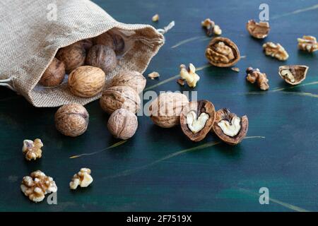 Du dessus du sac avec des noix entières et coupées en deux avec sec noix et centre en forme de coeur sur la table Banque D'Images