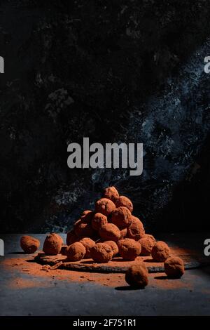 Photo de haut d'une pile de biscuits au chocolat aux flocons d'avoine et aux bananes. Prise de vue en studio Banque D'Images