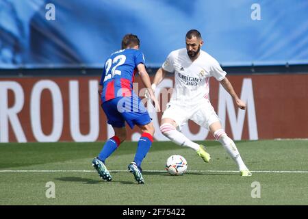 Karim Benzema de Real Madrid et Alejandro Pozo d'Eibar pendant le championnat d'Espagne la Ligue de football match entre Real Madrid et SD Eibar le 3 avril 2021 au stade Alfredo Di Stefano à Valdebebas, Madrid, Espagne - photo Oscar J Barroso / Espagne DPPI / DPPI / LiveMedia Banque D'Images