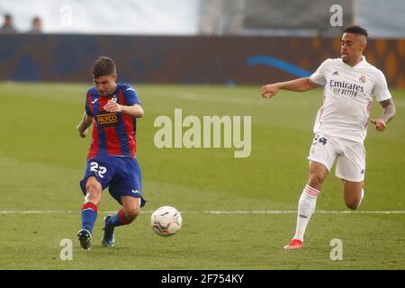 Alejandro Pozo d'Eibar et Mariano Diaz du Real Madrid pendant le championnat d'Espagne la Ligue football match entre Real Madrid et SD Eibar le 3 avril 2021 au stade Alfredo Di Stefano à Valdebebas, Madrid, Espagne - photo Oscar J Barroso / Espagne DPPI / DPPI / LiveMedia Banque D'Images