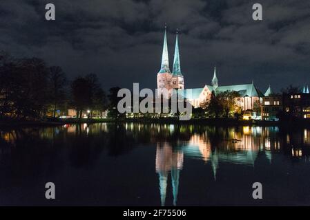 Vue de nuit sur l'étang du moulin en direction de la cathédrale de Lübeck Banque D'Images