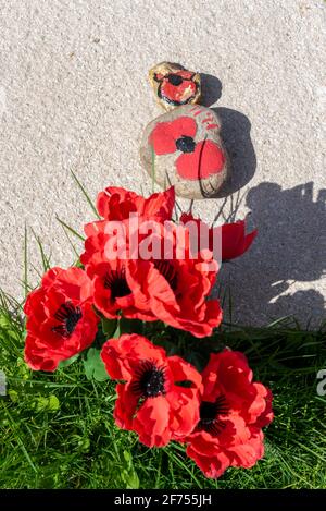 Des coquelicots et des coquelicots ont peint des pierres à un Mémorial aux membres de l'équipage tués lors de l'accident d'une RAF Avro Lancaster en temps de guerre à Colchester, Essex, Royaume-Uni Banque D'Images