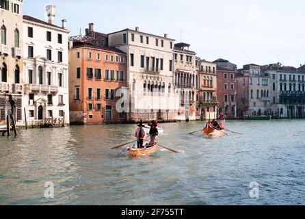 Venise, Italie - 6 janvier 2014 : sorcières qui roulaient à la régate de Befana à Venise, appelée Regata delle Befane. Membres de Bucintoro Rowing Club Racing fro Banque D'Images