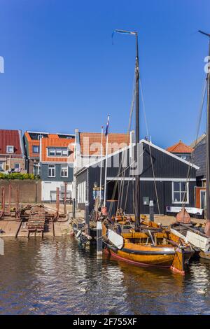 Bateaux de voile traditionnels en bois au chantier naval d'Urk, Pays-Bas Banque D'Images