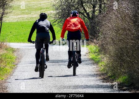 Deux hommes faisant du vélo dans le paysage printanier paysage de campagne Banque D'Images