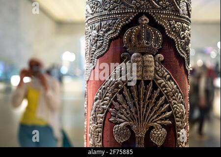 Patrimoine juif avec l'écriture hébraïque vu que les visiteurs découvrent le nouveau Musée national égyptien des civilisations, au Caire, Egypte, le 4 avril 2021, qui a été inauguré un jour avant. Photo par Ammar Abd Rabbo/ABACAPRESS.COM Banque D'Images