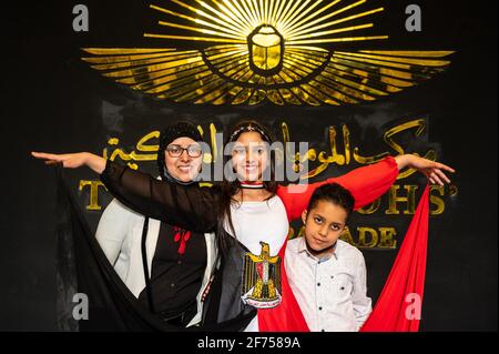 Une jeune fille portant le drapeau égyptien pose alors que les visiteurs découvrent le nouveau Musée national égyptien des civilisations, au Caire, en Égypte, le 4 avril 2021, qui a été inauguré un jour avant. Photo par Ammar Abd Rabbo/ABACAPRESS.COM Banque D'Images