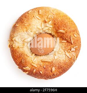 Joyeuses Pâques. Pain traditionnel espagnol de Pâques avec oeuf isolé sur fond blanc, gros plan. Vue de dessus. Banque D'Images