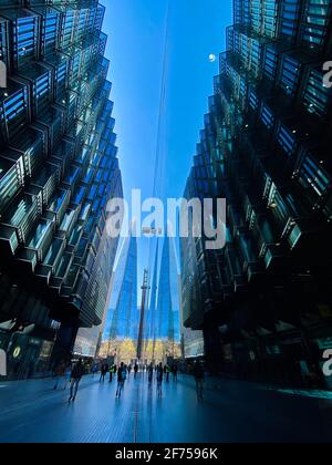 4 Apr 2021 - UN reflet du Shard sous un ciel bleu clair lors d'une journée ensoleillée dans la capitale. Credit Dinendra Haria /Alay Live News Banque D'Images