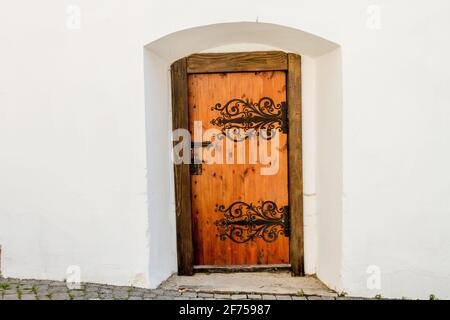 Image de portes en bois sur charnières en fer forgé d'an ancienne maison Banque D'Images