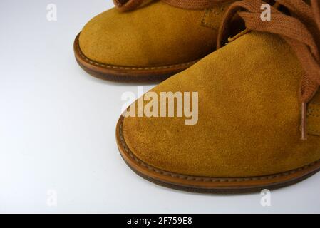 Chaussures ordinaires décontractées et universelles pour une promenade quotidienne. Demi-bottes brunes, chaussures sur une large semelle cachique beige. Chaussures en cuir véritable, naturel. Banque D'Images