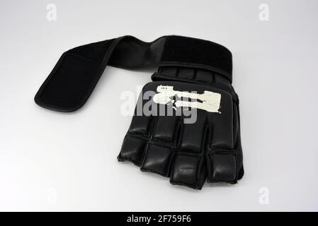 Équipement sportif, équipement, choses pour le sport, boxe, karaté. Élégants magnifiques gants de boxe noirs tendance en cuir véritable. Banque D'Images