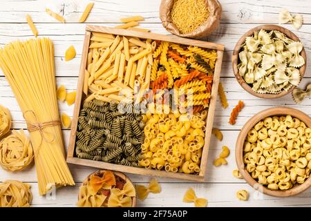 Assortiment de pâtes sur table en bois Banque D'Images