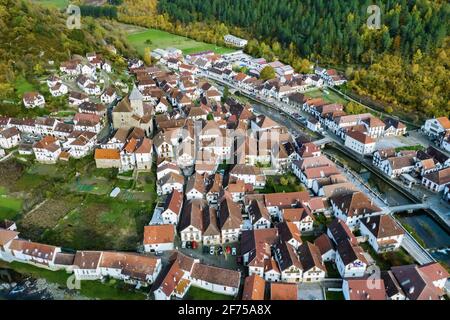Vue aérienne d'un village dans une zone montagneuse. Banque D'Images