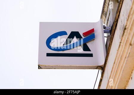 Bordeaux , Aquitaine France - 03 22 2021 : ca crédit agricole agence signature texte et logo sur le bureau de banque Banque D'Images