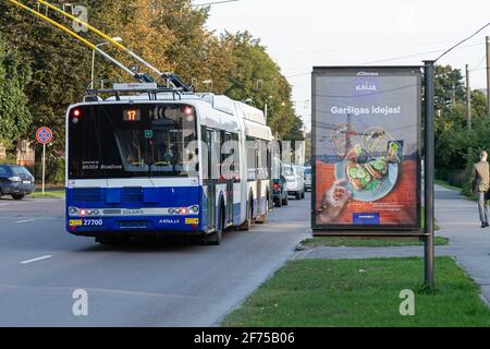 Riga, Lettonie - 30 septembre 2020 : les transports privés et publics s'éloignent du centre à la fin de la journée de travail Banque D'Images