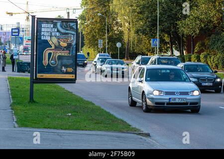 Riga, Lettonie - 30 septembre 2020 : les transports privés et publics s'éloignent du centre à la fin de la journée de travail Banque D'Images