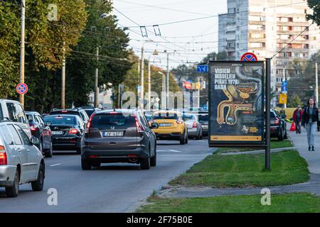 Riga, Lettonie - 30 septembre 2020 : les transports privés et publics s'éloignent du centre à la fin de la journée de travail Banque D'Images