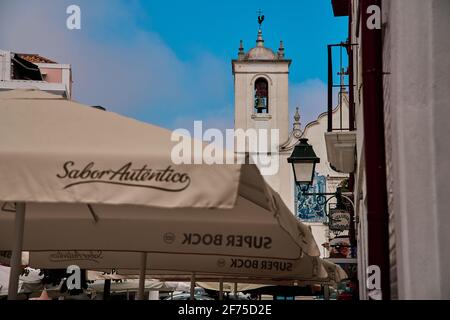 AVEIRO, PORTO PORTUGAL MAI 9 2020: PERSONNES AVEC DES MASQUES PROFITANT DE LA TERRASSE D'UN BAR SUR LA RIVE D'UN DES MULTIPLES CANAUX D'AVEIRO Banque D'Images