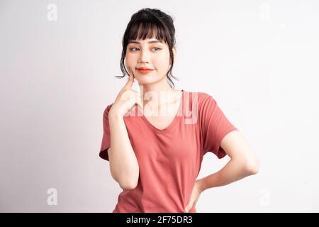 Jeune femme asiatique posant sur fond blanc Banque D'Images